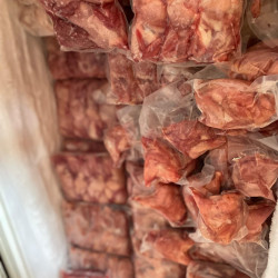 Carne de codorniz en congelador en bolsas transparente y selladas al vacio